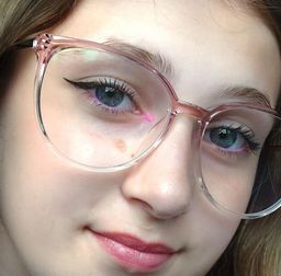 Ce sont des lunettes anti lumière bleue et de correction. Très bonne q0