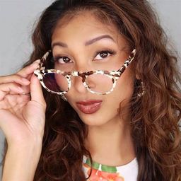 satisfaite
Très élégant et tendance, il remplit parfaitement son rôle0